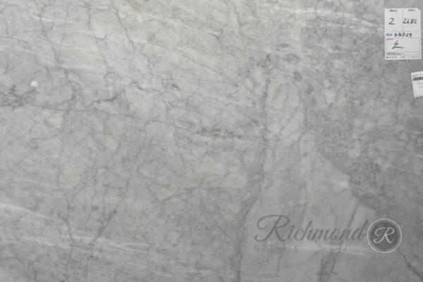 Bianco_Carrera_Close_1